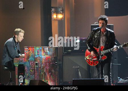 Noel Gallaghers Flying High Birds treten während der Brit Awards 2012 in der Londoner Arena O2 auf. Stockfoto