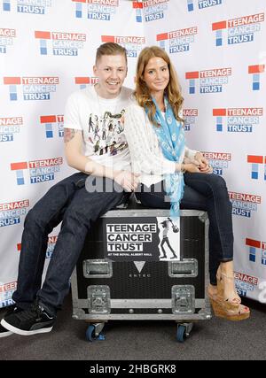 Professor Green alias Stephen Manderson und Freundin Millie Mackintosh von Made in Chelsea backstage beim Teenage Cancer Trust in der Royal Albert Hall, London Stockfoto