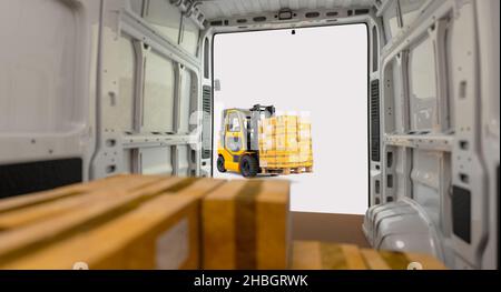 Gabelstapler belädt Pakete auf einem Transporter, Blick von innen. 3D Rendern Stockfoto