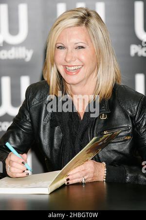 Olivia Newton-John signiert Kopien ihres neuen Kochbuches Livwise: Easy Recipes for A Healthy, Happy Life bei Waterstone's, Piccadilly in London Stockfoto