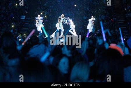 Ortise Williams, Marvin Humes, JB Gill und Aston Merrygold von JLS treten auf der Bühne der O2 Arena in London auf. Stockfoto