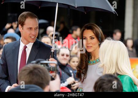 Catherine, Herzogin von Cambridge und Prinz William besuchen die britische Filmpremiere afrikanischer Katzen im BFI in London. Stockfoto