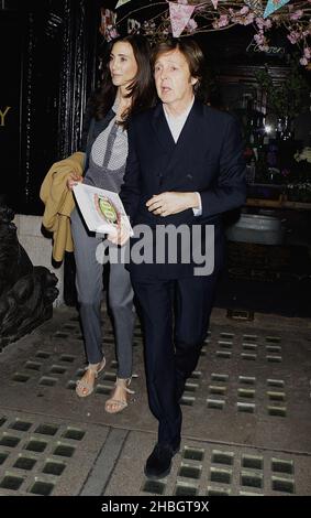 Paul McCartney und Nancy Shevell nehmen an der Buchpräsentation „Food by Mary McCartney“ im Liberty's Store im Zentrum von London Teil. Stockfoto