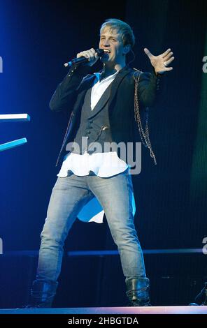 Kian Egan von Westlife spielt live im Konzert während der Abschiedstour der Band in der O2 Arena in London. Stockfoto