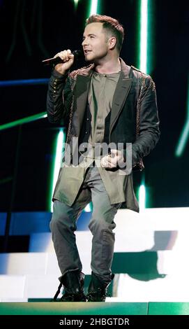 Shane Filan von Westlife spielt live im Konzert während der Abschiedstour der Band in der O2 Arena in London. Stockfoto