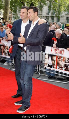 Vitali Klitschko und Wladimir Klitschko nahmen an der britischen Premiere von Klitschko Teil, die im Empire am Leicester Square in London stattfand. Stockfoto