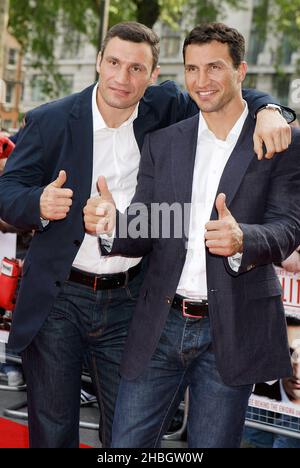 Vitali Klitschko und Wladimir Klitschko nahmen an der britischen Premiere von Klitschko Teil, die im Empire am Leicester Square in London stattfand. Stockfoto