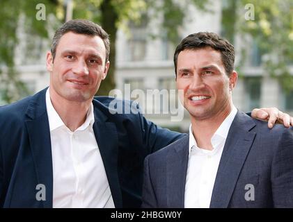 Vitali Klitschko und Wladimir Klitschko nahmen an der britischen Premiere von Klitschko Teil, die im Empire am Leicester Square in London stattfand. Stockfoto