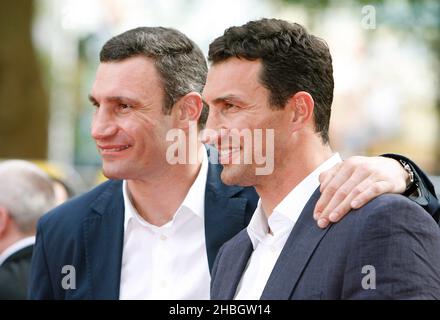 Vitali Klitschko und Wladimir Klitschko nahmen an der britischen Premiere von Klitschko Teil, die im Empire am Leicester Square in London stattfand. Stockfoto