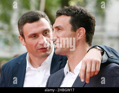 Vitali Klitschko und Wladimir Klitschko nahmen an der britischen Premiere von Klitschko Teil, die im Empire am Leicester Square in London stattfand. Stockfoto