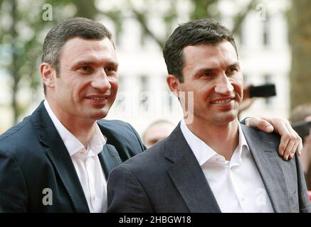 Vitali Klitschko und Wladimir Klitschko nahmen an der britischen Premiere von Klitschko Teil, die im Empire am Leicester Square in London stattfand. Stockfoto