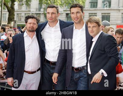 L-R Sebastian Dehnhardt (Regie)Vitali Klitschko und Wladimir Klitschko und Leopold Hoesch (Produzent) bei der britischen Klitschko-Premiere im Empire am Leicester Square, London. Stockfoto