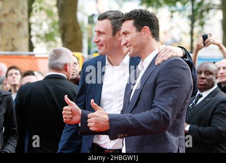 Vitali Klitschko und Wladimir Klitschko nahmen an der britischen Premiere von Klitschko Teil, die im Empire am Leicester Square in London stattfand. Stockfoto