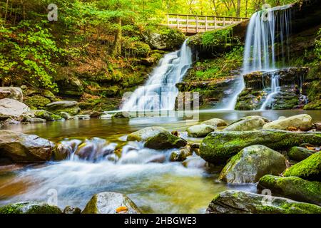 Das fließende Wasser der Diamond Notch Falls am West Kill entlang des Devil's Path in den Catskill Mountains von New York ist ein einladender Ort für Hi Stockfoto