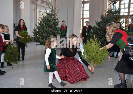 Die schwedische Prinzessin Madeleine, ihr Ehemann Chris O'Neill, Prinzessin Leonore, Prinzessin Adrienne und Prinz Nicolas erhalten am 20. Dezember 2021 Weihnachtsbäume im Königspalast in Stockholm, Schweden. Foto: Anders Wiklund / TT Code 10040 Stockfoto