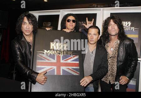 Paul Stanley, Gene Simmons, Eric Singer und Tommy Thayer von Kiss nehmen am 3. Juli 2012 an der Buchpräsentation von „Kiss Monster“ im Dover St Arts Club in London Teil Stockfoto