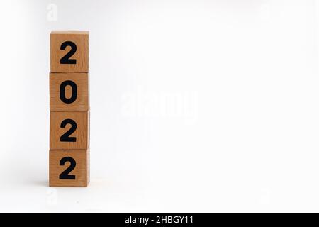 Holzblock 2022 Neujahrszielplan mit 3D Holzblöcken auf weißem Hintergrund, Nahaufnahme, leerer Kopierraum. Stockfoto