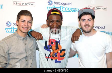 (Von links nach rechts) Sonny Jay, Te Eugene Qhaira und Eddie Brett von den liebenswerten Rogues posieren hinter der Bühne beim Tag 3 des Barclaycard Wireless Festivals im Hyde Park in London. Stockfoto