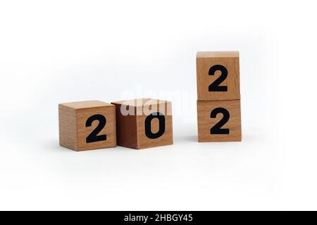 Frohes neues Jahr 2022, 3D Holzwürfelblock isoliert und weißer Hintergrund mit Platz für Text, Grußkarte, Banner Stockfoto