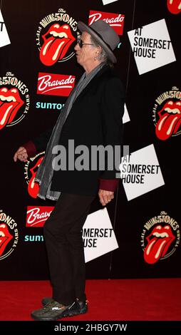 Keith Richards kommt zu den Rolling Stones: 50 Fotoausstellung im Somerset House, London. Stockfoto