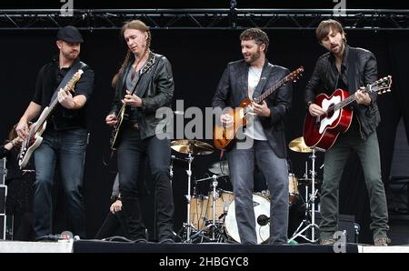 Mitglieder und Dave Haywood (rechts) von Lady Antebellum treten am Samstag, den 14,2012. Juli, auf der Bühne des Hard Rock Calling Day 2 im Hyde Park auf. Stockfoto
