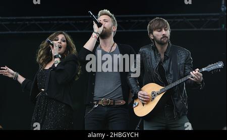 Hillary Scott, Charles Kelley und Dave Haywood von Lady Antebellum treten am 14,2012. Juli auf der Bühne des Hard Rock Calling Day 2 im Hyde Park auf. Stockfoto