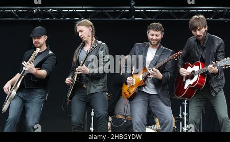 Mitglieder und Dave Haywood (rechts) von Lady Antebellum treten am Samstag, den 14,2012. Juli, auf der Bühne des Hard Rock Calling Day 2 im Hyde Park auf. Stockfoto