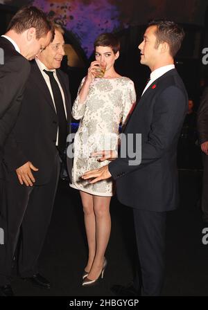 Anne Hathaway und Joseph Gordon Levitt nehmen an der After Party von „The Dark Knight Rises“ in der Freimaurerhalle in Covent Garden in London Teil. Stockfoto