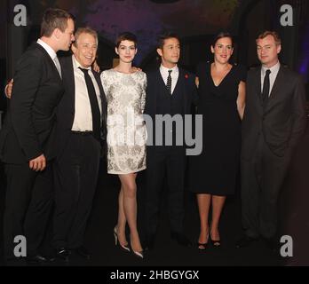 Anne Hathaway, Joseph Gordon Levitt (Mitte) und Christopher Nolan (ganz rechts) nehmen an der After Party von „The Dark Knight Rises“ Premiere in der Freimaurerhalle, Covent Garden in London Teil. Stockfoto