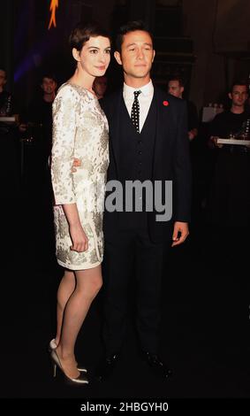 Anne Hathaway und Joseph Gordon Levitt nehmen an der After Party von „The Dark Knight Rises“ in der Freimaurerhalle in Covent Garden in London Teil. Stockfoto