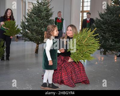 Die schwedische Prinzessin Madeleine und Prinzessin Adrienne erhalten dieses Jahr Weihnachtsbäume im Königspalast in Stockholm, Schweden, am 20. Dezember 2021. Foto: Anders Wiklund / TT-Code 10040 Stockfoto