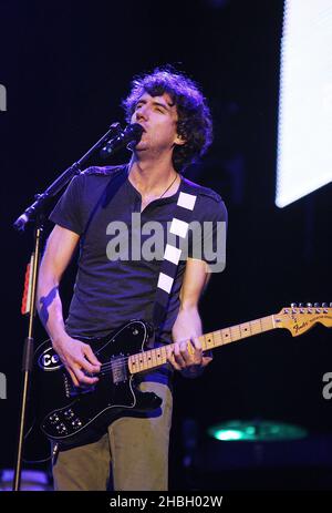 Gary Lightbody von Snow Patrol spielt und titelt auf der Bühne beim BT London Live Opening Ceremony Concert im Hyde Park in London. Stockfoto