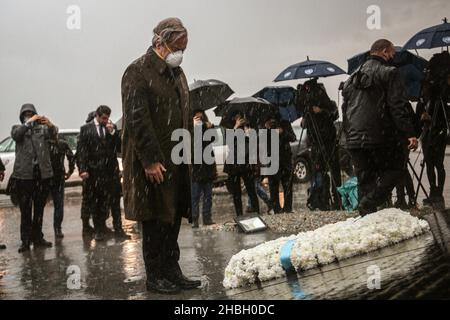 Beirut, Libanon. 20th Dez 2021. Der Generalsekretär der Vereinten Nationen, Antonio Guterres, steht für einen Moment des Schweigens, nachdem er einen Kranz an der Stelle der Hafenexplosion in Beirut vom 2020. August niedergelegt hat. Quelle: Marwan Naamani/dpa/Alamy Live News Stockfoto