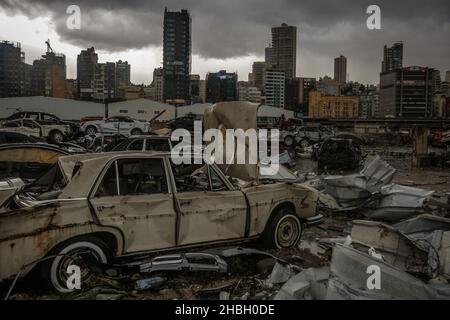 Beirut, Libanon. 20th Dez 2021. Am Standort der Hafenexplosion in Beirut vom 2020. August bleiben beschädigte Autos erhalten. Quelle: Marwan Naamani/dpa/Alamy Live News Stockfoto