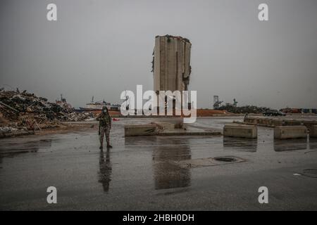 Beirut, Libanon. 20th Dez 2021. Ein Soldat der libanesischen Armee steht während eines Besuchs des Generalsekretärs der Vereinten Nationen, Antonio Guterres, am Ort der Hafenexplosion in Beirut im August 2020 unter strömendem Regen. Quelle: Marwan Naamani/dpa/Alamy Live News Stockfoto