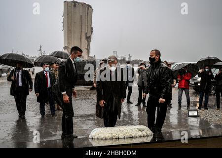 Beirut, Libanon. 20th Dez 2021. Der Generalsekretär der Vereinten Nationen, Antonio Guterres, legt einen Kranz an der Stelle ab, an der der Hafen von Beirut im August 2020 explodant war. Quelle: Marwan Naamani/dpa/Alamy Live News Stockfoto