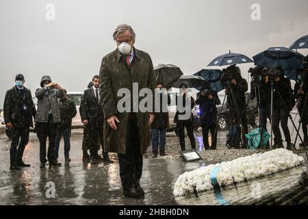 Beirut, Libanon. 20th Dez 2021. Der Generalsekretär der Vereinten Nationen, Antonio Guterres, steht für einen Moment des Schweigens, nachdem er einen Kranz an der Stelle der Hafenexplosion in Beirut vom 2020. August niedergelegt hat. Quelle: Marwan Naamani/dpa/Alamy Live News Stockfoto