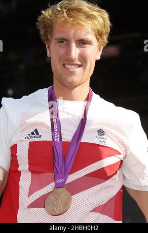 Greg Searle, Olympiasieger der Bronzemedaille im Rudersport der Männer 8, nimmt am BT London Live-Konzert Teil, das die Olympischen Spiele im Hyde Park im Zentrum von London feiert. Stockfoto