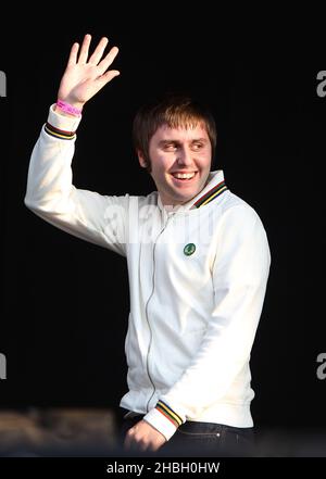 Gast James Buckley von den Inbetweeners tritt mit Ocean Color Scene auf der Bühne des BT London Live auf, das die Olympischen Spiele feiert, im Hyde Park im Zentrum von London. Stockfoto