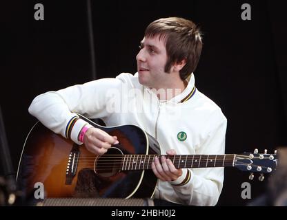 Gast James Buckley von den Inbetweeners tritt mit Ocean Color Scene auf der Bühne des BT London Live auf, das die Olympischen Spiele feiert, im Hyde Park im Zentrum von London. Stockfoto