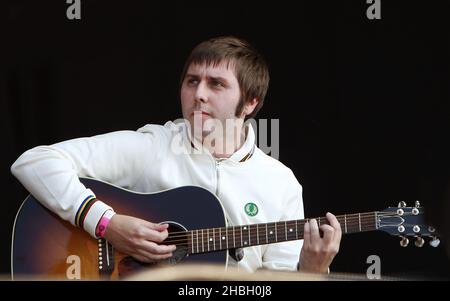 Gast James Buckley von den Inbetweeners tritt mit Ocean Color Scene auf der Bühne des BT London Live auf, das die Olympischen Spiele feiert, im Hyde Park im Zentrum von London. Stockfoto