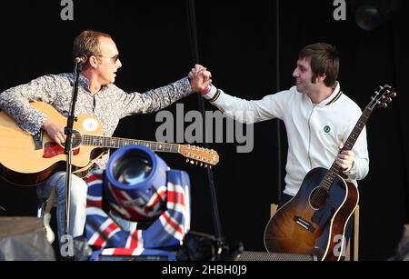 Steve Cradock von der Ocean Color Scene und Gast James Buckley von den Inbetweeners treten auf der Bühne des BT London Live Celebrating the Olympic Games, Hyde Park in Central London. Stockfoto