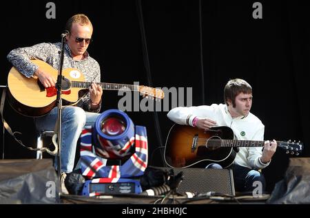 Steve Cradock von der Ocean Color Scene und Gast James Buckley von den Inbetweeners treten auf der Bühne des BT London Live Celebrating the Olympic Games, Hyde Park in Central London. Stockfoto