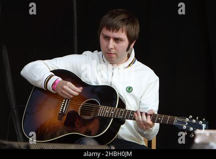 Gast James Buckley von den Inbetweeners tritt mit Ocean Color Scene auf der Bühne des BT London Live auf, das die Olympischen Spiele feiert, im Hyde Park im Zentrum von London. Stockfoto