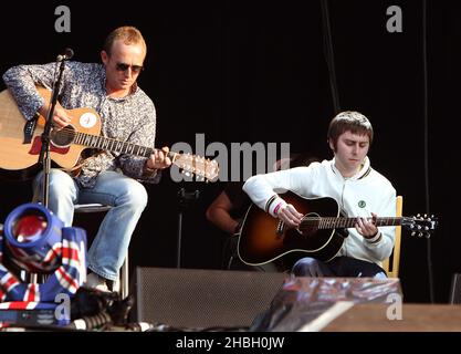 Steve Cradock von der Ocean Color Scene und Gast James Buckley von den Inbetweeners treten auf der Bühne des BT London Live Celebrating the Olympic Games, Hyde Park in Central London. Stockfoto