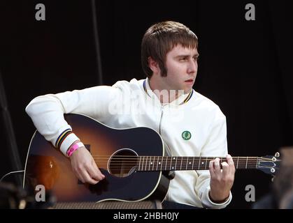 Gast James Buckley von den Inbetweeners tritt mit Ocean Color Scene auf der Bühne des BT London Live auf, das die Olympischen Spiele feiert, im Hyde Park im Zentrum von London. Stockfoto