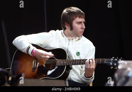 Gast James Buckley von den Inbetweeners tritt mit Ocean Color Scene auf der Bühne des BT London Live auf, das die Olympischen Spiele feiert, im Hyde Park im Zentrum von London. Stockfoto