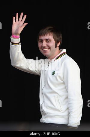 Gast James Buckley von den Inbetweeners tritt mit Ocean Color Scene auf der Bühne des BT London Live auf, das die Olympischen Spiele feiert, im Hyde Park im Zentrum von London. Stockfoto