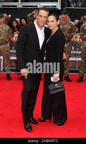 Gladys Portugues und Jean-Claude Van Damme nehmen an der britischen Premierministerin Expendables 2 „Back for war“ im Empire Theatre am Leicester Square, London, Teil. Stockfoto