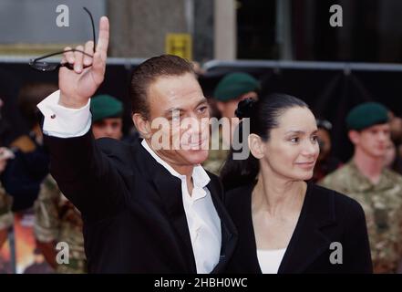 Jean-Claude Van Damme und Gladys Portugues Van Damme nehmen an der britischen Premierministerin Expendables 2 „Back for war“ im Empire Theatre am Leicester Square, London, Teil. Stockfoto